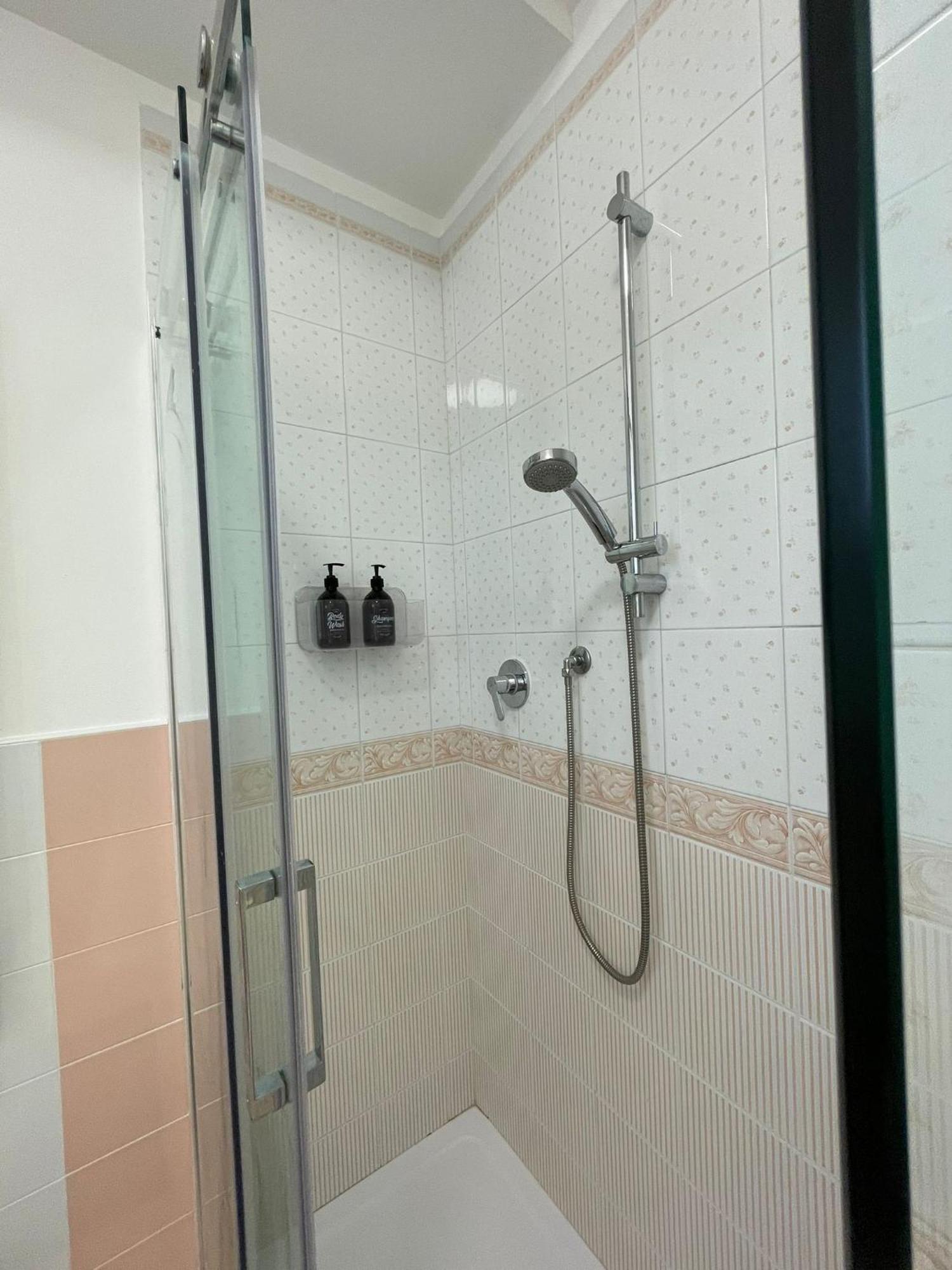 Family Apartment Vista Lago สเตรซา ภายนอก รูปภาพ